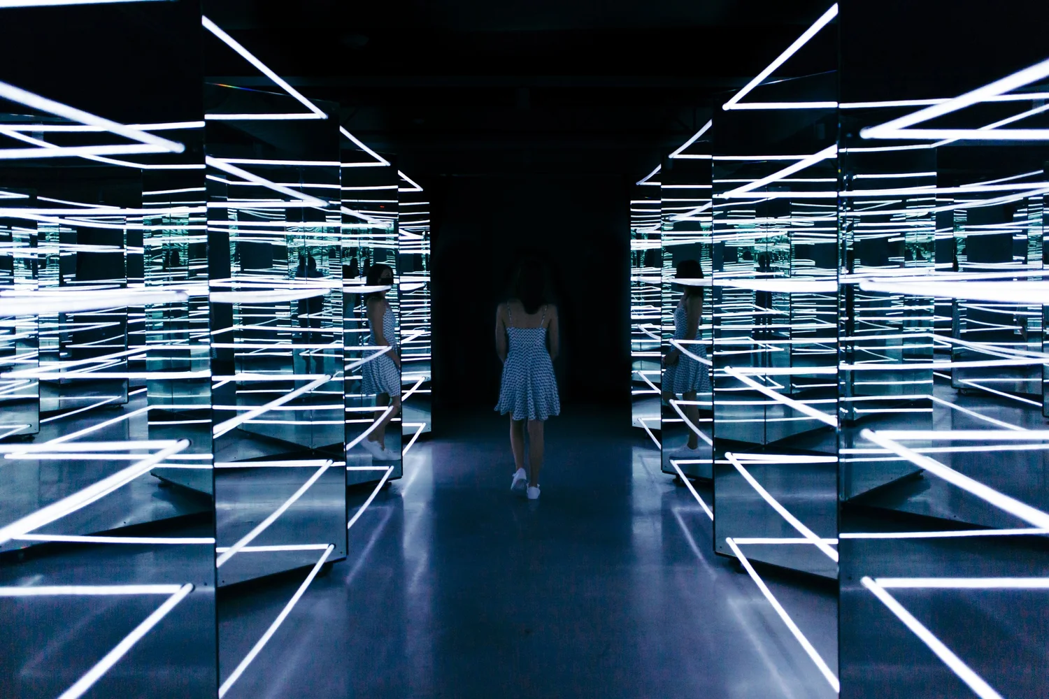 Hoshi V.2 — light and mirrors depicting infinite space